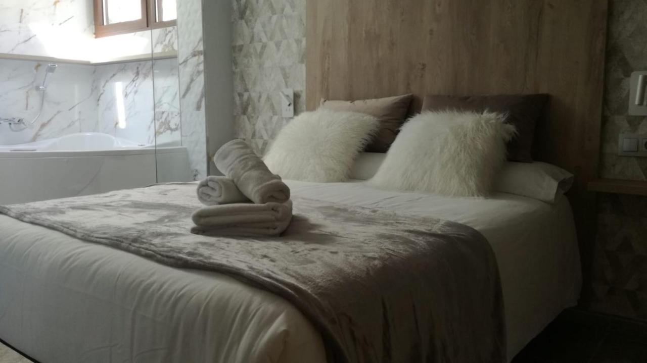 Apartamentos Los Robles Alcala del Jucar Exteriör bild
