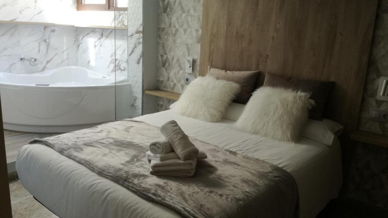 Apartamentos Los Robles Alcala del Jucar Exteriör bild