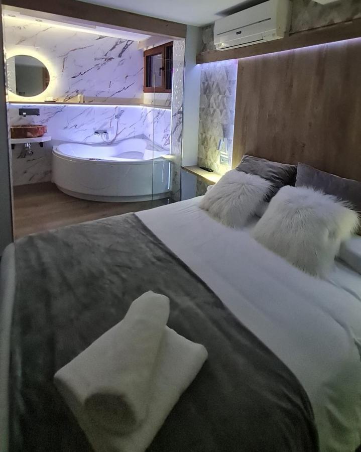 Apartamentos Los Robles Alcala del Jucar Exteriör bild